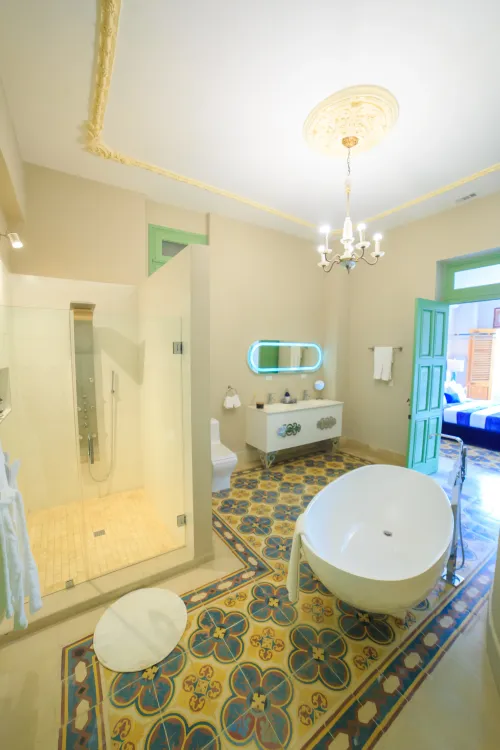 Baño y ducha de hidromasaje de la suite