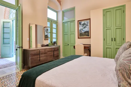 Junior Suite 2 - Alternate Bed View